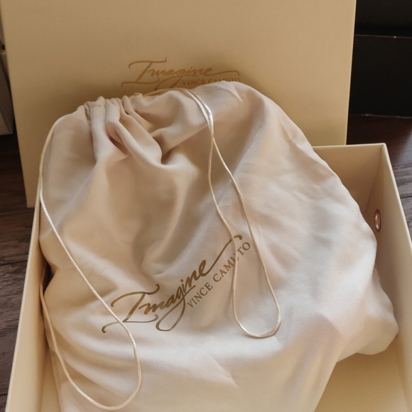 Elegant Vince Camuto Heels - Picture 5 of 7